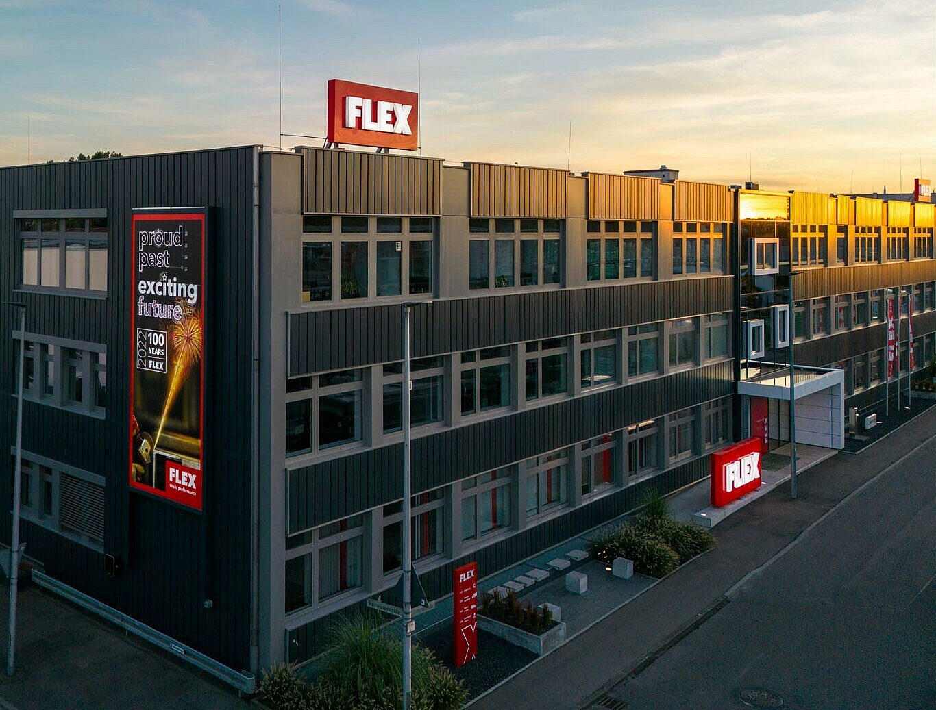 Lichtwerbung am Gebäude FLEX Elektrowerkzeuge in Steinheim