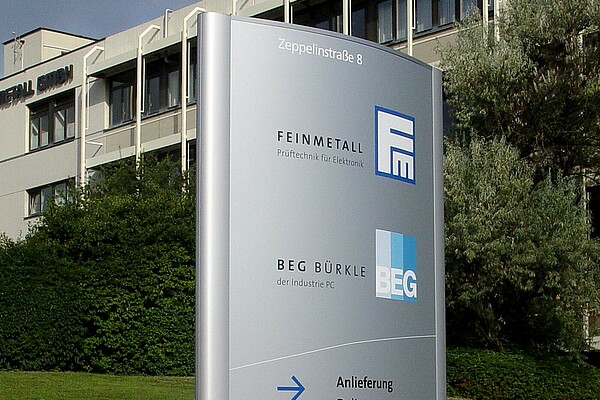 Werbepylon Feinmetall in gewölbter Ausführung