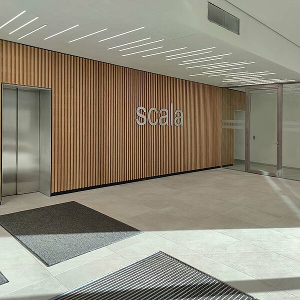 3D Buchstaben aus Aluminium gebürstet im Foyer SCALA