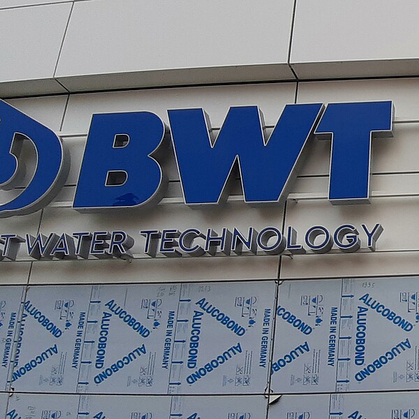 Wandmontage der Leuchtschrift BWT