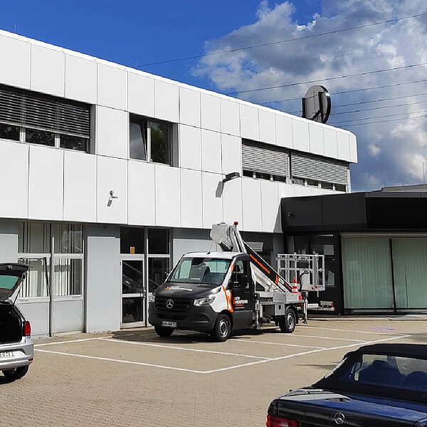 Fassaden erstrahlen in neuem Glanz durch Beschichtungslösungen mit Hochleistungsfolien. Fassadenfolierung in weiß