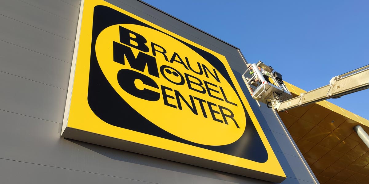 Großwerbeanlage in gelber Spanntuchtechnik, Motiv Braun Möbel Center